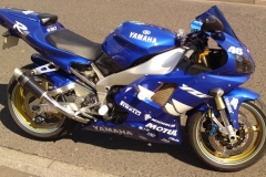 Yamaha YZF R1 1998-1999<p>A16 Moto GP Carbon Exhaust with Titanium Type Slashcut Outlet</p><br /><br />