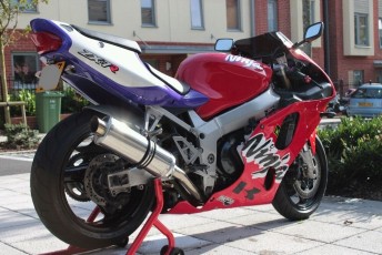 Kawasaki ZX7R <p>A16 Stainless Road Legal Exhaust with Slashcut Outlet</p>
