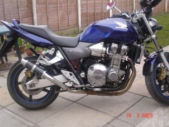 Honda CB1300 2003-2006 <p>A16 Moto GP Carbon Exhaust with Polished Slashcut Outlet</p><br><br>