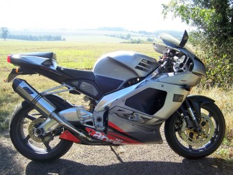 Aprilia RSV 1000 Mille 1998-2004<p>A16 Stainless Road Legal Exhaust with Carbon Outlet</p><br /><br />