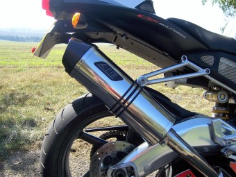 Aprilia RSV 1000 Mille 1998-2004<p>A16 Stainless Road Legal Exhaust with Carbon Outlet</p><br /><br />