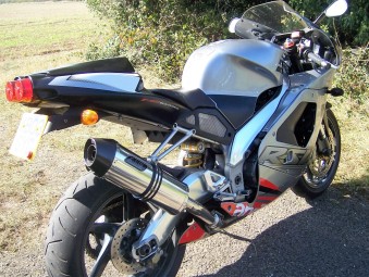 Aprilia RSV 1000 Mille 1998-2004<p>A16 Stainless Road Legal Exhaust with Carbon Outlet</p><br /><br />
