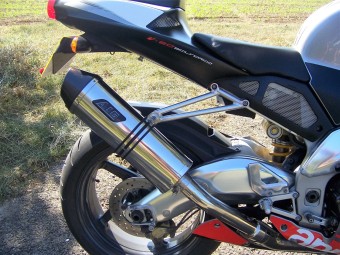 Aprilia RSV 1000 Mille 1998-2004<p>A16 Stainless Road Legal Exhaust with Carbon Outlet</p><br /><br />