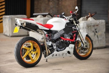 Honda CBR900 954 Fireblade 2002-2004 with Yamaha R1 Rear Seat<p>Bespoke A16 Road Legal Carbon Exhaust with Traditional Spouts</p><br /><br />