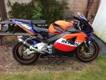 Honda CBR900 954 Fireblade 2002-2004<p>A16 Moto GP Carbon Exhaust with Titanium Type Slashcut Outlet</p><br /><br />