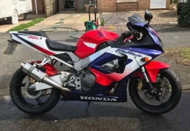 Honda CBR900 929 Fireblade 2000-2001<p>A16 Stainless Stubby Exhaust with Polished Slashcut Outlet</p><br /><br />