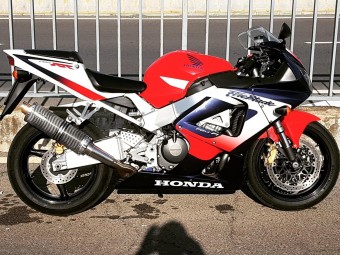 Honda CBR900 929 Fireblade 2000-2001<p>A16 Road Legal Carbon Exhaust with Polished Slashcut Outlet</p><br /><br />