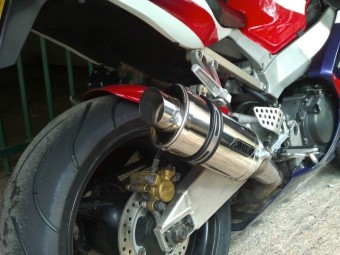 Honda CBR900 929 Fireblade 2000-2001<p>A16 Stubby Stainless Exhaust with Polished Slashcut Outlet</p><br /><br />