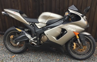Kawasaki ZX636 2005-2005<p>A16 Underseat Carbon Exhaust with Polished Slashcut Outlet</p><br>