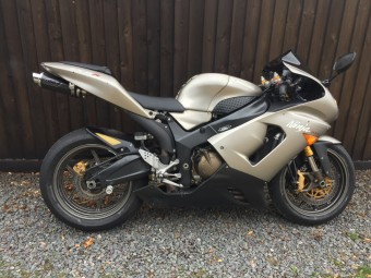 Kawasaki ZX636 2005-2005<p>A16 Underseat Carbon Exhaust with Polished Slashcut Outlet</p><br>