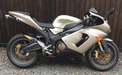 Kawasaki ZX636 2005-2005<p>A16 Underseat Carbon Exhaust with Polished Slashcut Outlet</p><br>
