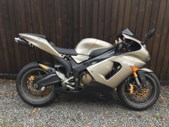 Kawasaki ZX636 2005-2005<p>A16 Underseat Carbon Exhaust with Polished Slashcut Outlet</p><br>