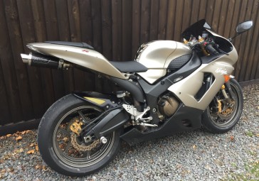 Kawasaki ZX636 2005-2005<p>A16 Underseat Carbon Exhaust with Polished Slashcut Outlet</p><br>