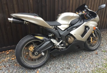 Kawasaki ZX636 2005-2005<p>A16 Underseat Carbon Exhaust with Polished Slashcut Outlet</p><br>