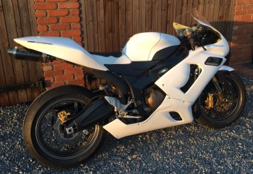 Kawasaki ZX636 2005-2005<p>A16 Underseat Carbon Race Exhaust with Polished Slashcut Outlet</p><br>