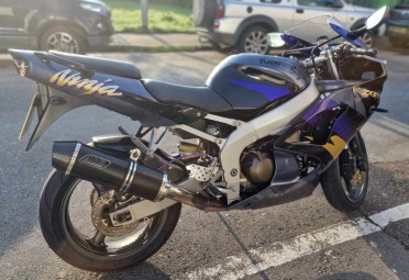 Kawasaki ZX6R G J 1998-2001<p>A16 Stainless Road Legal Exhaust with Polished Slashcut Outlet</p><br />