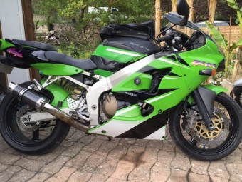 Kawasaki ZX6R G J 1998-2001<p>A16 Moto GP Carbon Exhaust with Polished Slashcut Outlet</p><br />