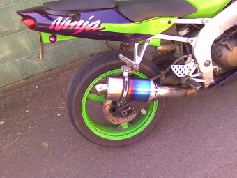 Kawasaki ZX6R G J 1998-2001<p>A16 Stubby Coloured Titanium Exhaust with Polished Traditional Spout</p><br />