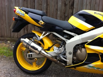 Kawasaki ZX6R G J 1998-2001<p>A16 Stubby Stainless Exhaust with Polished Traditional Spout</p><br />