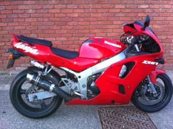 Kawasaki ZX6R G J 1998-2001<p>A16 Moto GP Carbon Exhaust with Polished Slashcut Outlet</p><br />