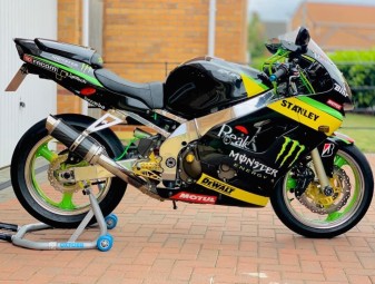 Kawasaki ZX9R 1998 onwards<p>A16 Moto GP Carbon Exhaust with Polished Slashcut Outlet</p><br />