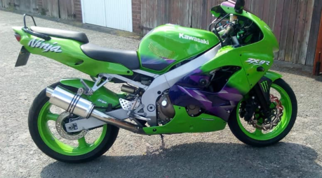 Kawasaki ZX9R 1998 onwards<p>A16 Stubby Stainless Exhaust with Polished Slashcut Outlet</p><br />