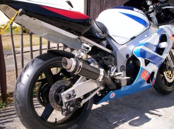 Suzuki GSXR 600 750 K1-K5 2001-2005<p>A16 Moto GP Carbon Exhaust with Titanium Type Slashcut Outlet and A16 White Undertray Kit</p><br />