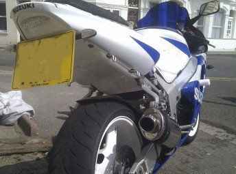 Suzuki GSXR SRAD 1996-1999<p>A16 Stubby Carbon Exhaust with Polished Traditional Spout and A16 White Undertray Kit</p><br/>