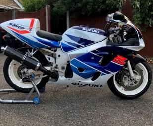 Suzuki GSXR SRAD 1996-1999<p>A16 Road Legal Carbon Exhaust with Polished Traditional Spout</p><br/>