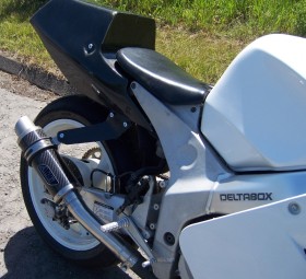Yamaha FZR 400<p>A16 Moto GP Carbon Exhaust with Titanium Type Slashcut Outlet</p><br /><br />