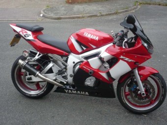 Yamaha YZF R6 1998-2002<p>A16 Moto GP Carbon Exhaust with Titanium Type Slashcut Outlet</p><p></p><br />